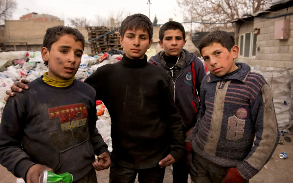 Nach der langen Arbeit ist Ahmed sichtlich erschopft | © UNICEF/Noorani Kinderarbeit: Ahmed geht nach der langen Arbeit zu seiner Gastfamilie