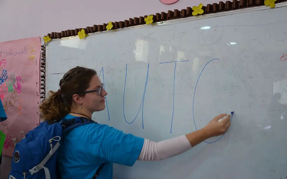 Projektreise Jordanien: Kerstin Schönenborn schreibt "Auto" an die Tafel | © UNICEF/Hai Ha Tran Projektreise Jordanien: Kerstin Schönenborn schreibt "Auto" an die Tafel