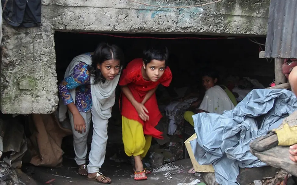 Sharmina shows her old shelter | © UNICEF Sharmina shows her old shelter
