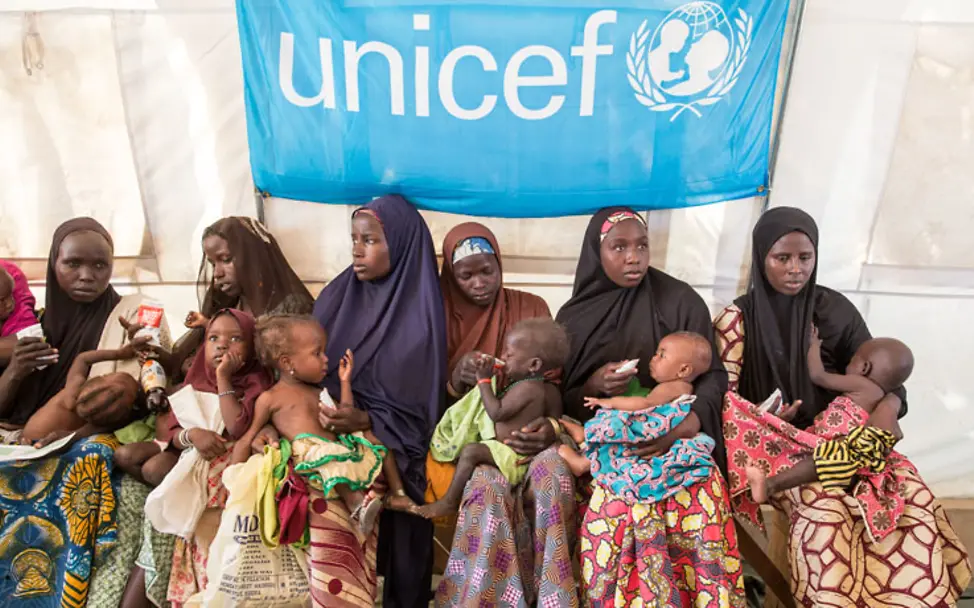 Eltern warten in Maidguri in einem kleinen Klinikzelt | © UNICEF/Commins Nothilfe für Nigeria: Eltern warten in Maidguri auf die Behandlung