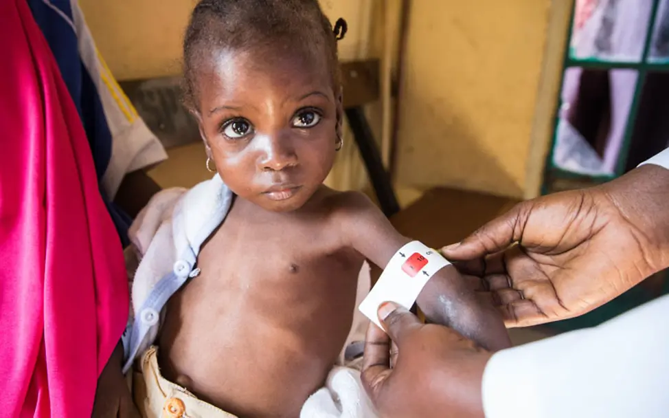 Das Mädchen wird in einer Klinik in Nigeria untersucht | © UNICEF/Commins Nigeria: Ein Mädchen wird in einer Klinik untersucht