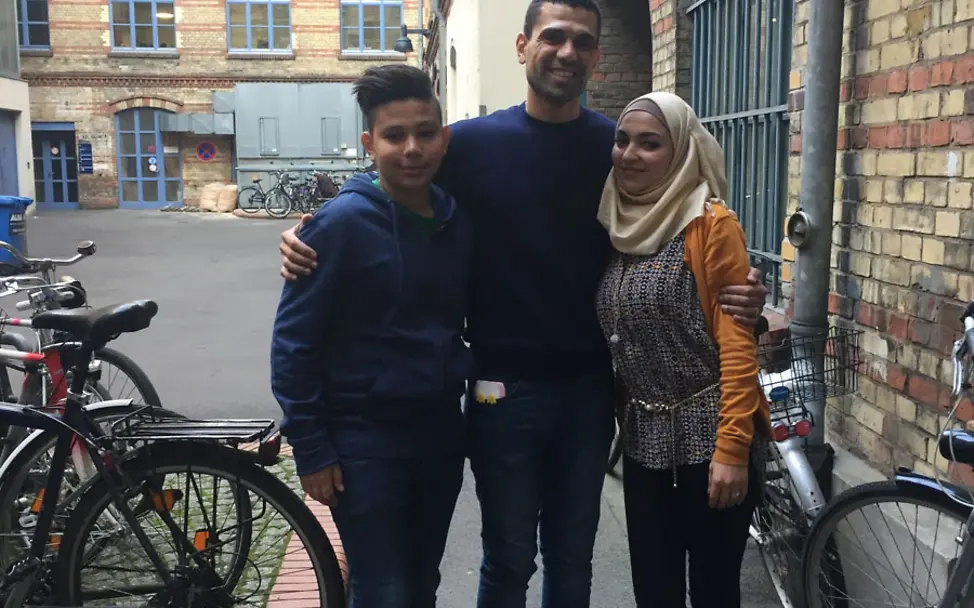 Ahmed mit Bruder und dessen Freundin | © UNICEF DT/Jenifer Stolz Harry und Ahmed - Ahmed mit Bruder und dessen Freundin