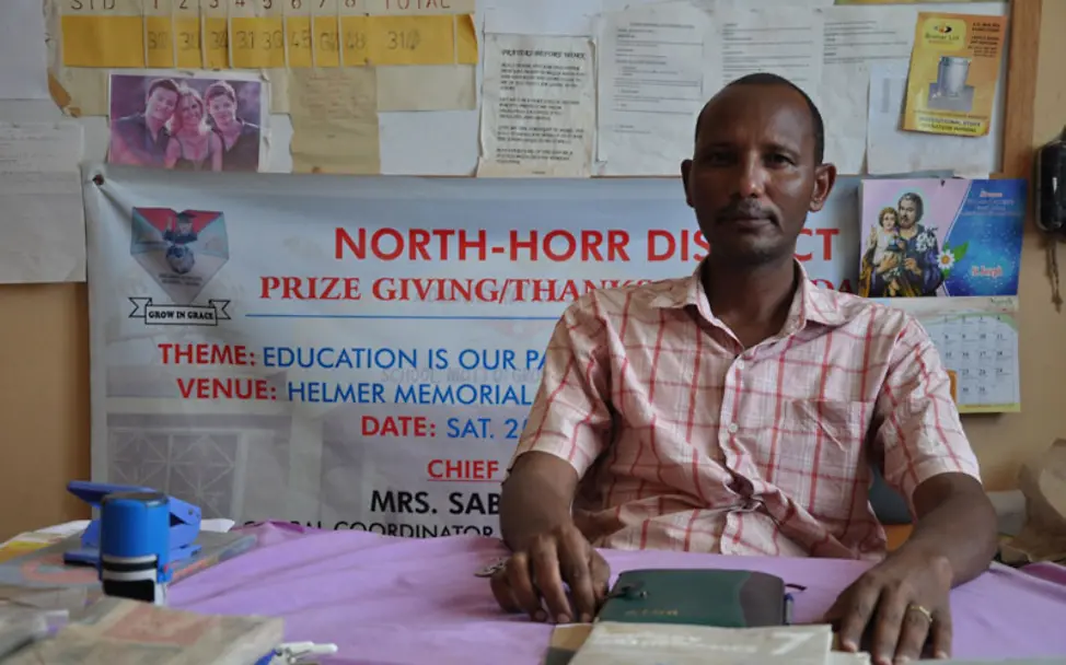 Kimanzi Godana ist Leiter der Helmer Girl’s School | © UNICEF Kenya/ Charbonneau Kenia: Der Schulleiter Kimanzi Godana in seinem Büro