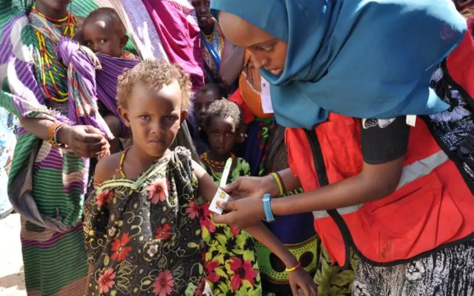 Eine Ernährungshelferin untersucht Medina | © UNICEF Kenya/Charbonneau Kenia: Medina wird der Oberarm gemessen