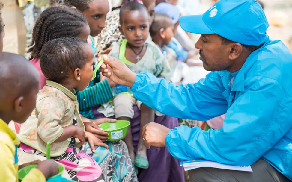 UNICEF-Helfer in Äthiopien versorgt Kinder | © UNICEF/Sewunet Hilfsgüter gegen den Hunger in Afrika: Ein UNICEF-Helfer in Äthiopien versorgt Kinder