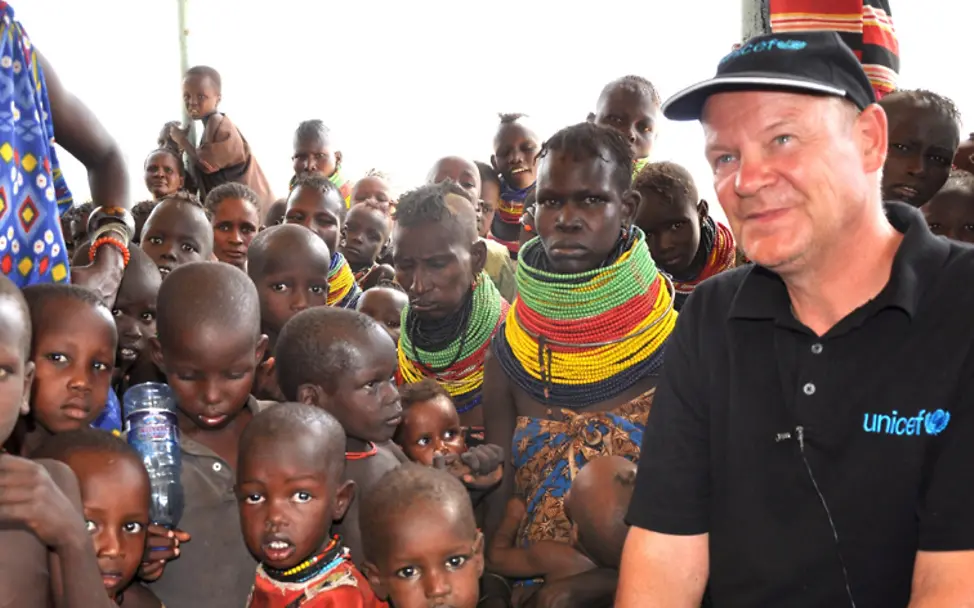 Werner Schultink vor einer Klinik mit Kindern und ihren Müttern | © UNICEFKenya/Oloo Dürre in Kenia: Werner Schultink an einer Klinik in Lokomarinyang