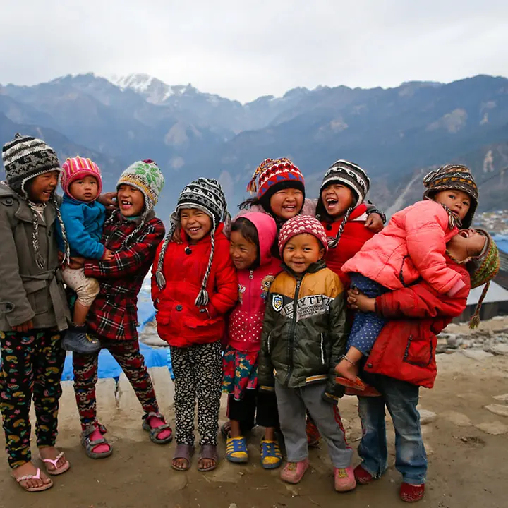 Nepal: UNICEF hilft Kindern in Notsituationen | © UNICEF/Shrestha Nepal Spenden: Lachende Kinder vor Bergen