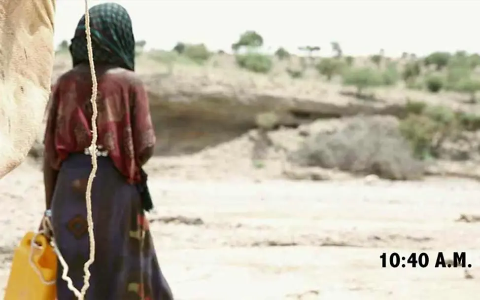 Vier Stunden nach Aufbruch erreicht Aysha den Fluss. | © UNICEF/Hema Balasundaram Ayshas Weg zum Wasser: Vier Stunden nach Aufbruch erreicht Aysha den Fluss.