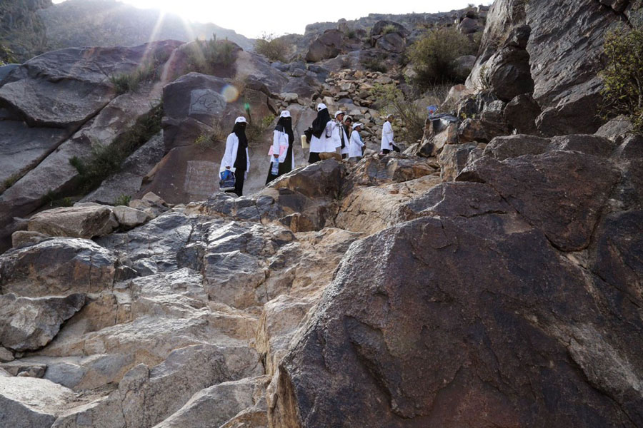 UNICEF-Helfer bringen wichtige Impfstoffe in die Berge | © UNICEF Yemen/Al-Zikri Jemen: Impfstoffe werden von UNICEF-Helfern in die Berge getragen