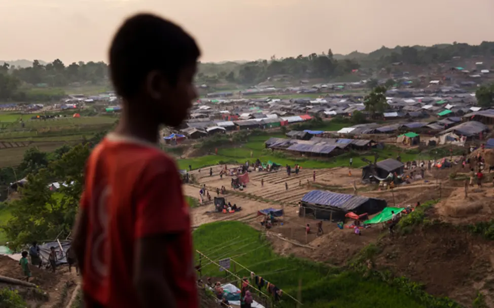 Bangladesch: Ein Junge blickt auf das Flüchtlingscamp der Rohingya. | © UNICEF/Brown Rohingya: Ein Junge steht auf einem Hügel in Kutupalong in Bangladesch, wo derzeit viele Rohingya Zuflucht suchen.