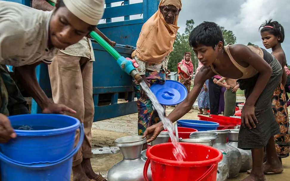 Wasserlieferungen: Jeder Rohingya erhält zwei Liter Wasser pro Tag. | © UNICEF/LeMoyne UNICEF bringt in großen Trucks sauberes Trinkwasser in die Lager.