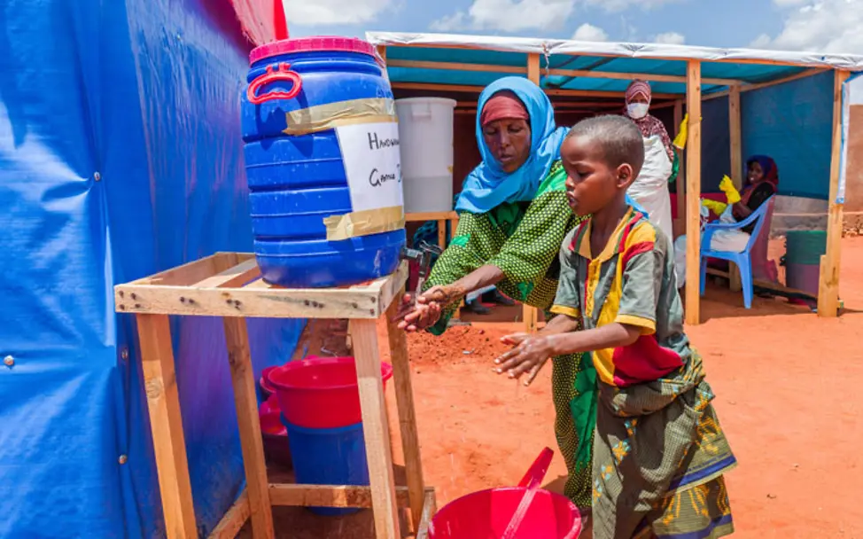 Eine Frau und ein Kind waschen sich in Äthiopien die Hände | © UNICEF/Sewunet Wasser Äthiopien: Eine Frau und ein Kind beim Händewaschen.