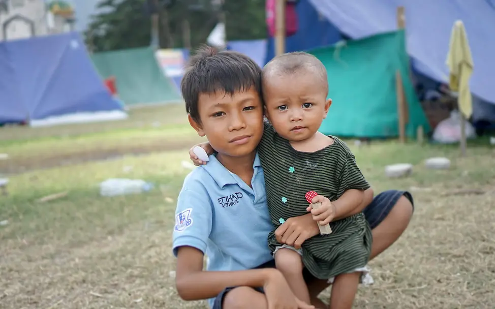 Tausende Kinder sind vom Tsunami in Indonesien betroffen | © UNICEF/Veska Indonesien Tsunami: Zwei Jungen vor Notunterkünften