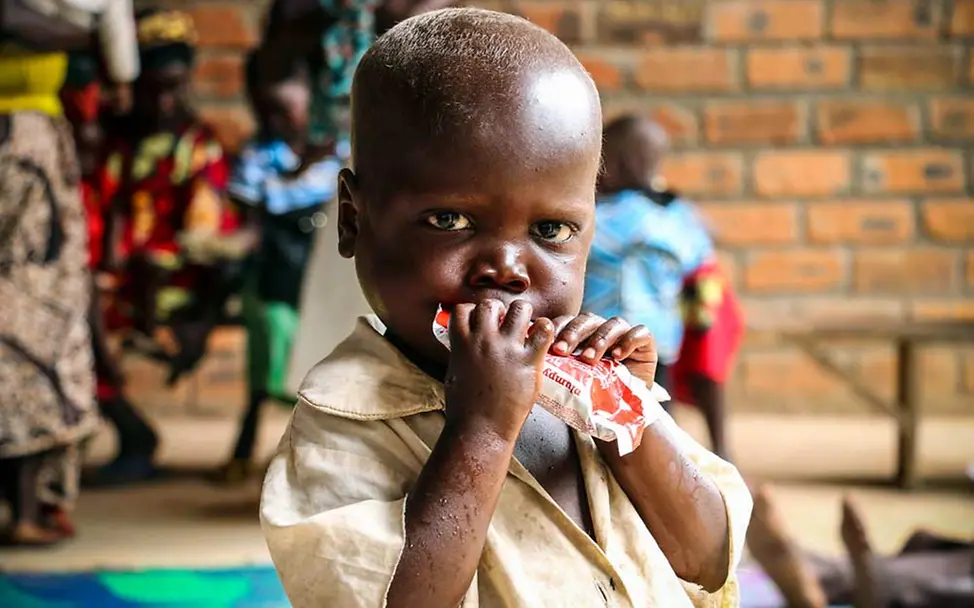 Erdnusspaste ist extrem nahrhaft und wirkt gegen die Unterernährung. | © UNICEF/Le Du Pierre bekommt lebensrettende Erdnusspaste.