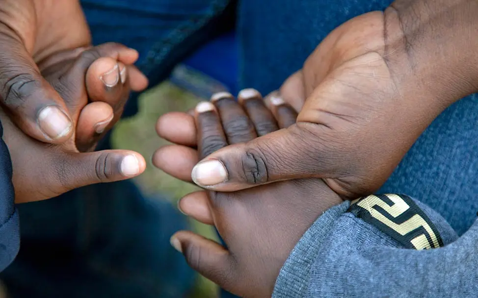 UNICEF hilft, Vorurteile gegen Ebola-Opfer abzubauen. | © UNICEF/UN0229877/Naftalin Sozialarbeiter kümmern sich um Ebola-Opfer in Afrika.
