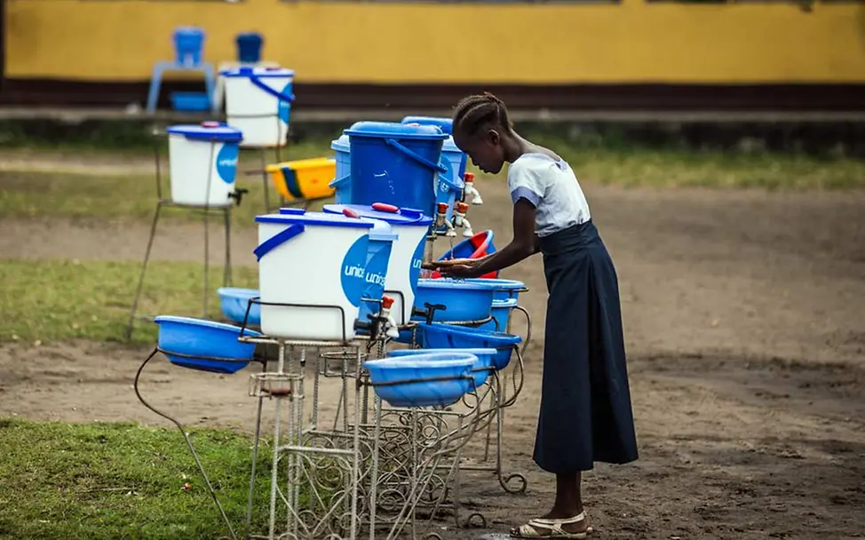 Präventionsmaßnahme: Händewaschen kann lebensentscheidend sein | © UNICEF/Tremeau Ebola Afrika: Händewaschen schützt vor der Ansteckung mit Ebola-Viren