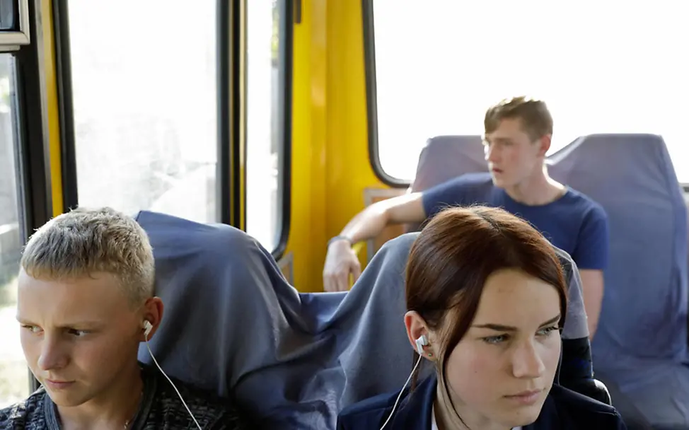Ost-Ukraine: Diana fährt mit dem Schulbus zur Schule. 