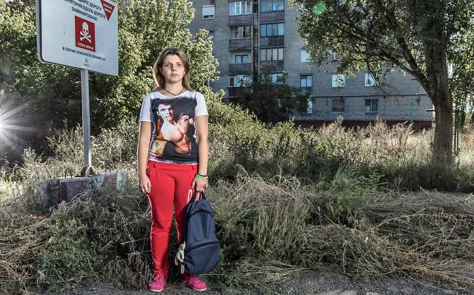 Sonya kann nicht mehr in Sicherheit draußen mit ihren Freunden spielen.