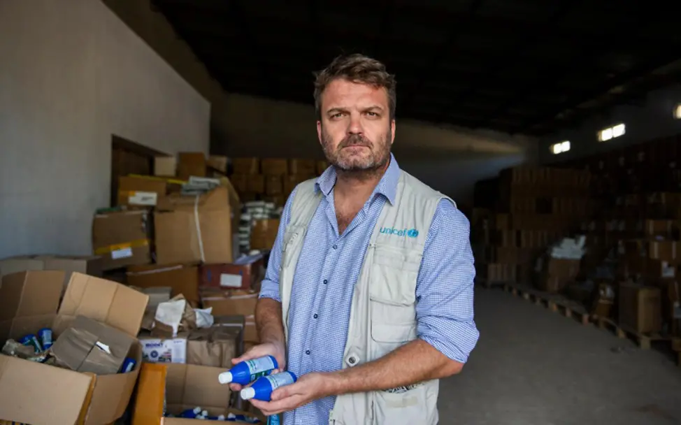 UNICEF-Mitarbeiter Daniel Timme nach Zyklon Kenneth in einem Lager für Hilfsgüter in Mosambik | © UNICEF/De Wet Hilfsgüter: UNICEF verteilt nach Zyklonen und anderen Naturkatastrophen Mittel zur Herstellung von Trinkwasser