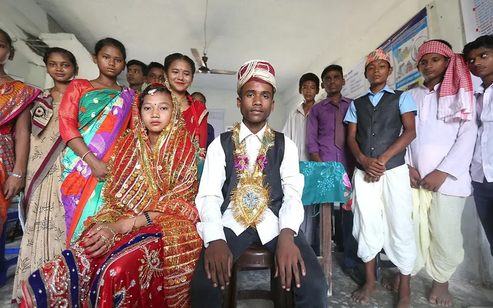 Nepal: Jugendliche führen im Rahmen der Kampagneeiner Kampagne zur Beendigung von Kinderehen ein Theaterstück auf. © UNICEF/Panday Jugendliche in Nepal spielen eine Hochzeit nach.