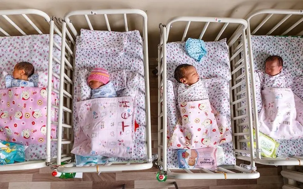 Ein guter Start in ein gesundes Leben. | © UNICEF/Zammit Sterblichkeit unter Säuglingen senken: Vier Babys liegen in ihren Betten auf einer Neugeborenen-Station.