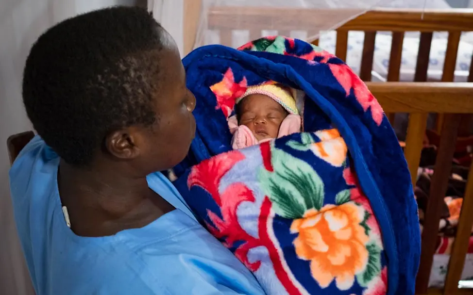 Ebola: Eine UNICEF-Helferin kümmert sich um ein von Ebolafieber betroffenes Kind. 