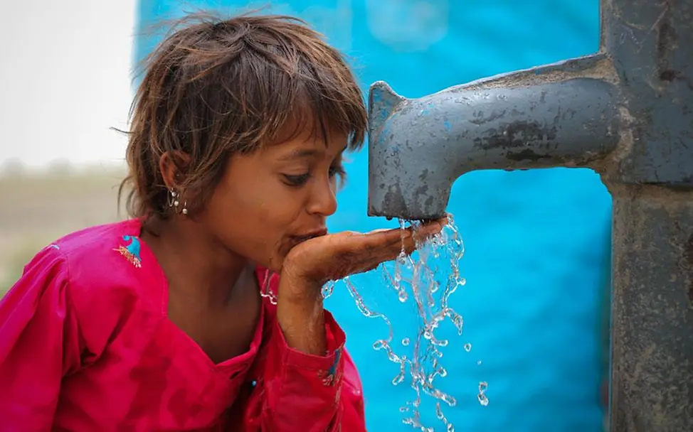 UNICEF-Kampagne Wasser wirkt | © UNICEF//Zaidi Wasser wirkt: Ein Mädchen trinkt Wasser am Brunnen