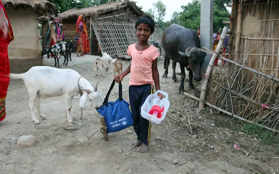 Gute Hygiene ist in einer Notsituation entscheidend, damit die Kinder gesund bleiben. | © UNICEF/Lama Sauberes Wasser, Seife und Wasserreinigungs-Tabletten schützen die Kinder in Nepal.