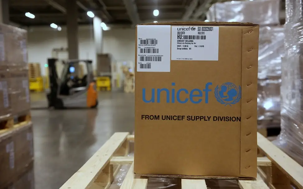 Hilfsgüter mit Schutzausrüstung. | © UNICEF/Hildelbrandt Ein UNICEF-Hilfspaket in einer Lagerhalle.