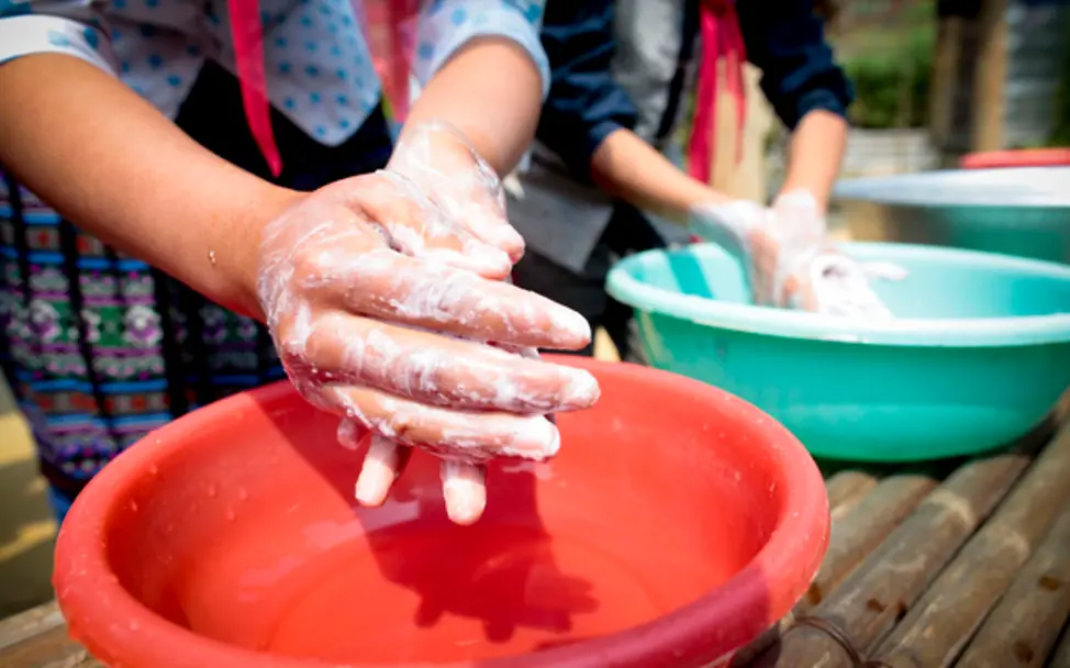 Seife ist wichtig beim Händewaschen. | © UNICEF/Viet Hung Beim Händewaschen immer Seife benutzen und diese zum Schäumen bringen.