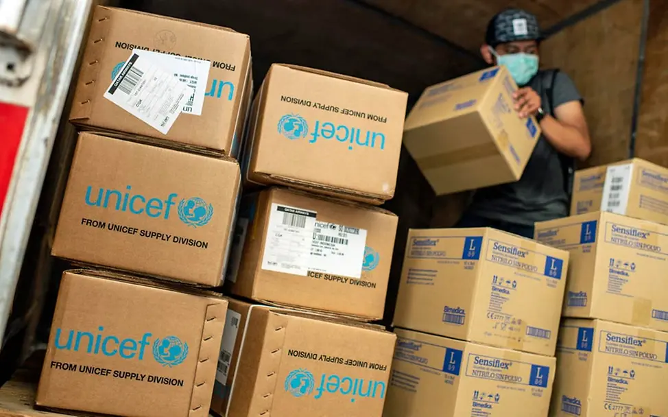 Mit unseren Hilfsartikeln haben wir geholfen, den Ausbruch des Virus einzudämmen. | © UNICEF/Wilander In Indonesien nimmt ein UNICEF-Gesundheitshelfer Hilfsgüter entgegen.