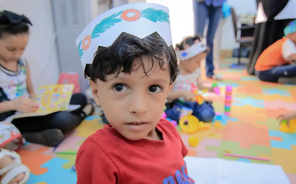 In diesem kinderfreundlichen Ort können die Kinder endlich wieder spielen | © UNICEF/UN0219824/ Jemen: Kinder spielen in einem kinderfreundlichen Ort, wo sie die Angriffe einmal vergessen können