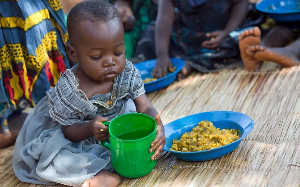 Ein Kleinkind in Burundi bekommt eine stärkende Mahlzeit. | © UNICEF/Prinsloo Hungersnot Afrika verhindern: UNICEF schult Gesundheitspersonal im Umgang mit Mangelernährung.