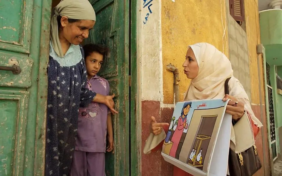 Eine UNICEF-Helferin besucht Familien zur Gesundheitsprävention. | © UNICEF/Noorani Pandemie in Ägypten: Eine Gesundheitshelferin spricht mit einer Familie.