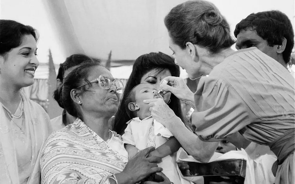 UNICEF setzt sich für die Prävention und Behandlung von Krankheiten ein. | © UNICEF/Isaac Bangladesch, 1989: UNICEF-Botschafterin Audrey Hepburn impft ein Kind gegen Polio.