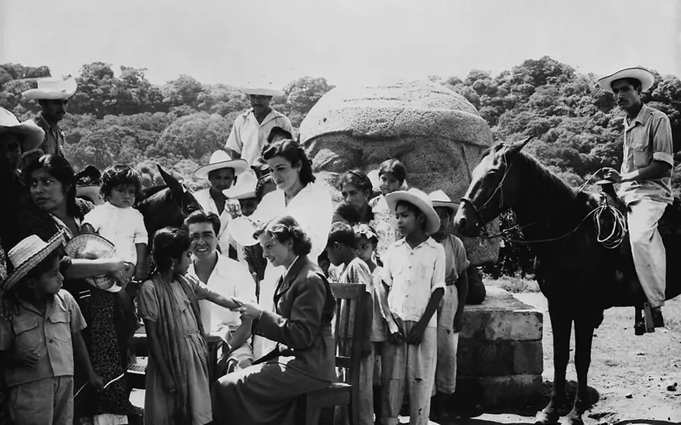 Zwei Krankenschwestern impfen Kinder von Bauernfamilien. | © UNICEF/Unknown Impfkampagne Mexiko: Zwei Krankenschwestern besuchen Bauernfamilien.