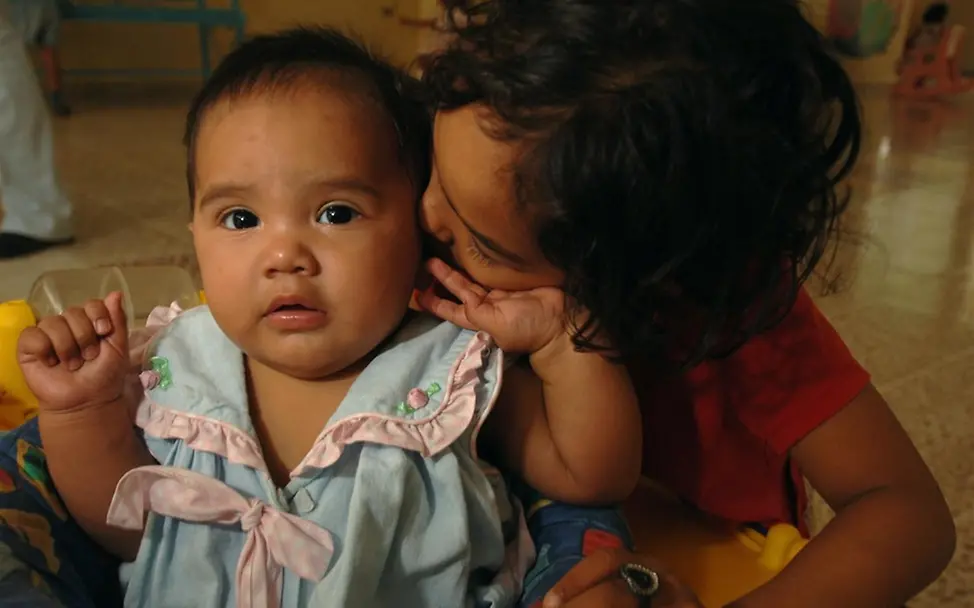 Zwei Waisenkinder umarmen sich liebevoll. | © UNICEF/DeCesare HIV in Honduras: Zwei Waisenkinder umarmen sich liebevoll.