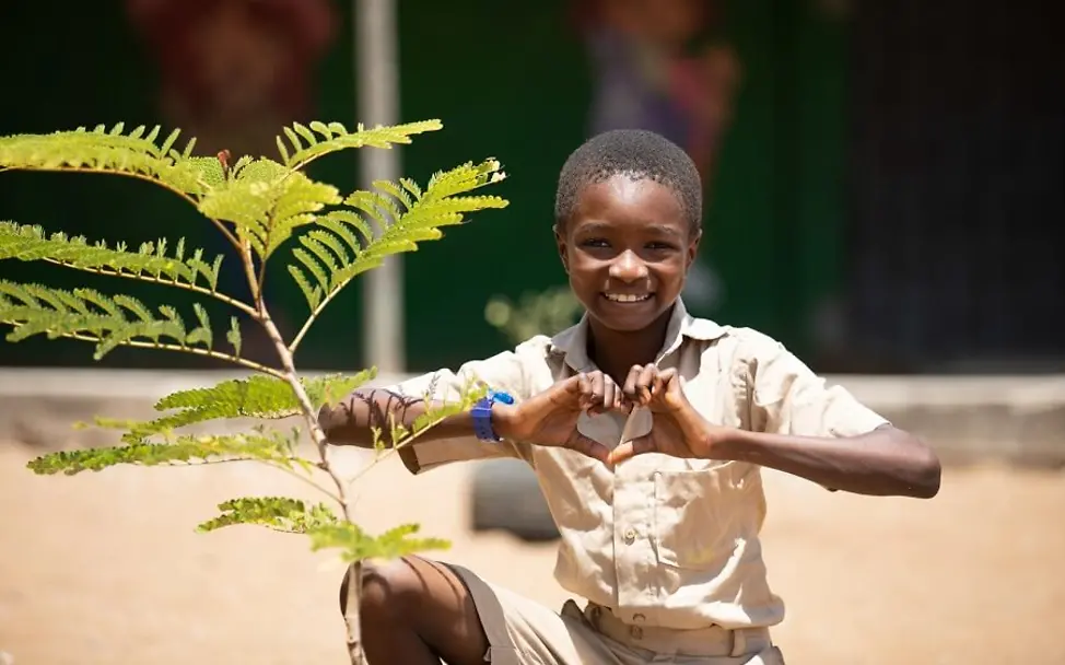 Der elfjährige David Sekongo pflegt seinen Baum. | © UNICEF/Diarassouba Der elfjährige David Sekongo pflegt seinen Baum.