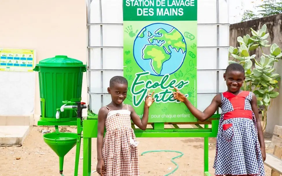 Zwei Mädchen präsentieren stolz ihre neue Hygienestation. | © UNICEF/Diarassouba Zwei Mädchen präsentieren stolz ihre neue Hygienestation.