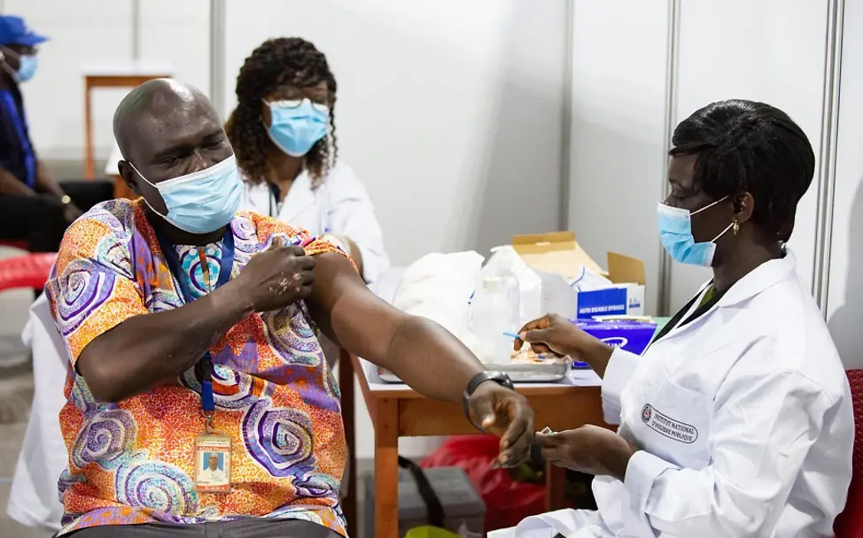 COVAX: Impfstart in der Elfenbeinküste | © UNICEF/COVAX/Miléquêm Diarassouba COVAX: Gesundheitshelfer erhält Impfung gegen Covid-19