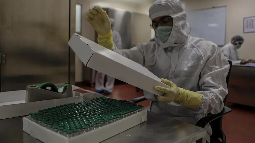 UNICEF: Beim Hersteller werden die Impfdosen verpackt. | © UNICEF/COVAX/Dhiraj Singh UNICEF: Beim Hersteller werden die Impfdosen verpackt.