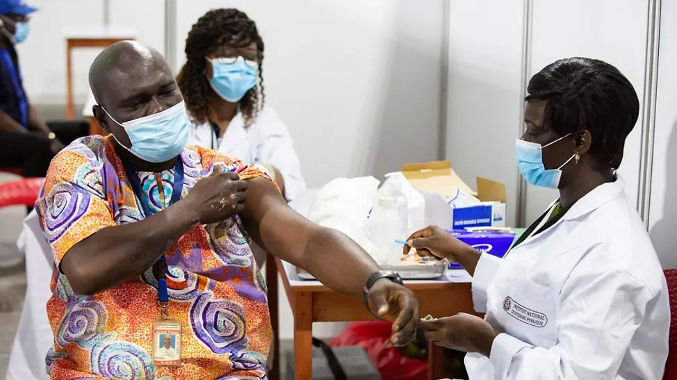 COVAX: Impfstart in der Elfenbeinküste | © UNICEF/COVAX/Miléquêm Diarassouba COVAX: Gesundheitshelfer erhält Impfung gegen Covid-19