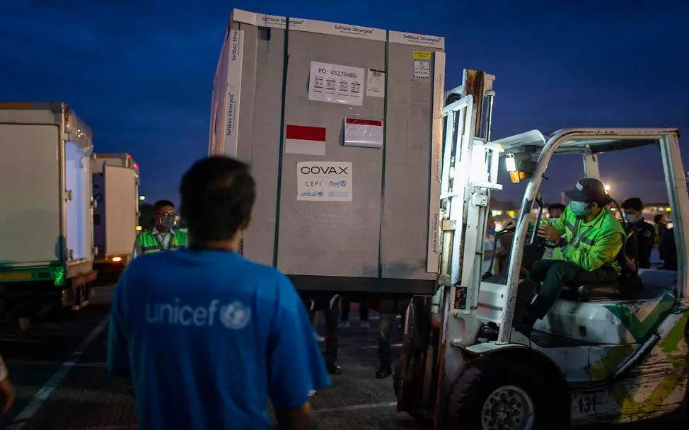 Indonesien: Ein UNICEF-Mitarbeiter in Indonesien beim Transport von Corona-Impfstoffen. | © UNICEF/COVAX/Arimacs Wilander Indonesien: Ein UNICEF-Mitarbeiter in Indonesien beim Transport von Corona-Impfstoffen.