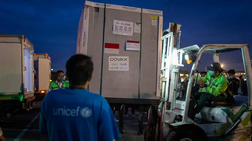 Indonesien: Ein UNICEF-Mitarbeiter in Indonesien beim Transport von Corona-Impfstoffen. | © UNICEF/COVAX/Arimacs Wilander Indonesien: Ein UNICEF-Mitarbeiter in Indonesien beim Transport von Corona-Impfstoffen.