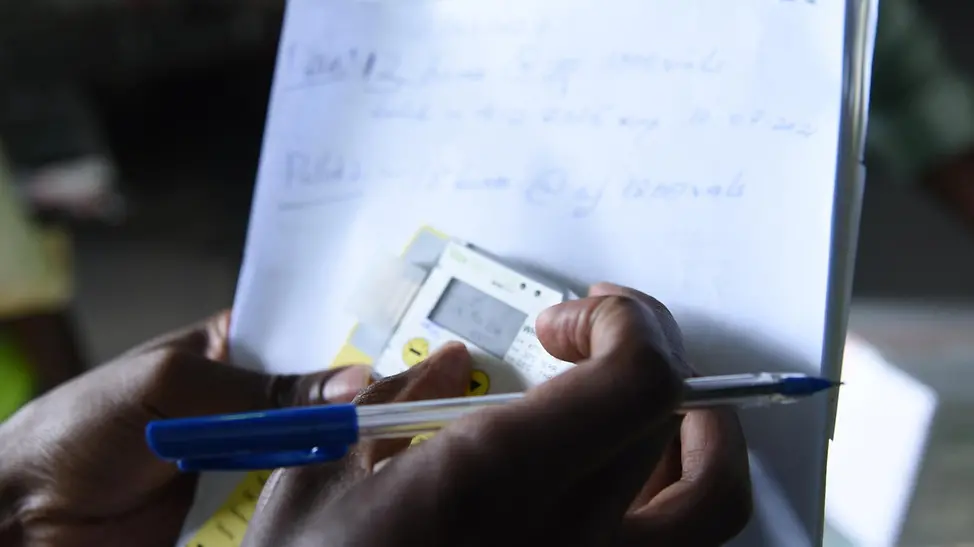 UNICEF: Ein Helfer misst die Temperatur während des Impfstoff-Transports. | © UNICEF/Musinguzi UNICEF: Ein Helfer misst die Temperatur während des Impfstoff-Transports.