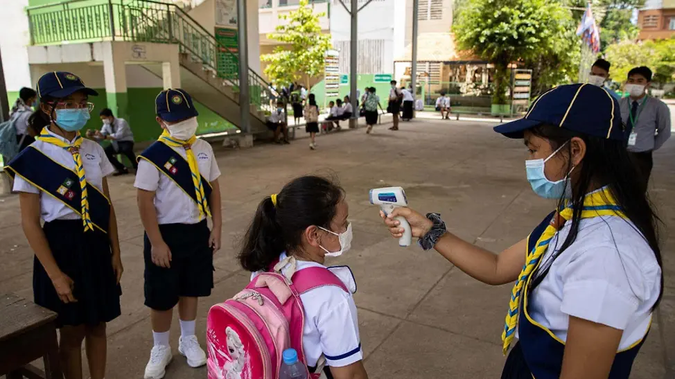 Ein Temperaturcheck vor dem Unterricht gehört auch zum Sicherheitskonzept. | © UNICEF/Lychheang Corona in Kambodscha 2020: Ein Temperaturcheck vor dem Unterricht gehört auch zum Sicherheitskonzept.
