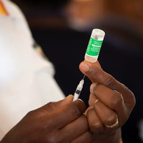 UNICEF: Eine Gesundheitshelferin zieht eine Spritze mit Corona-Impfstoff auf. | © UNICEF/Bongyereirwe UNICEF: Eine Gesundheitshelferin zieht eine Spritze mit Corona-Impfstoff auf.