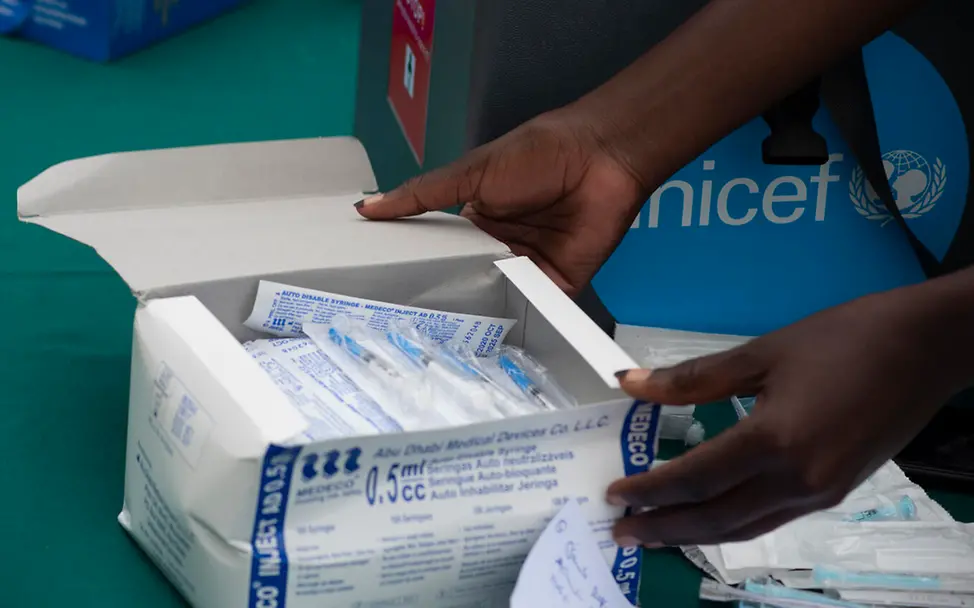 Corona bekämpfen: Eine Gesundheitshelferin bereitet in einem Entwicklungsland Spritzen für Corona-Impfungen vor. | © UNICEF/Bongyereirwe COVAX: Dank Ihrer Spenden können wir Spritzen für Corona-Impfungen in Entwicklungsländern bereitstellen.