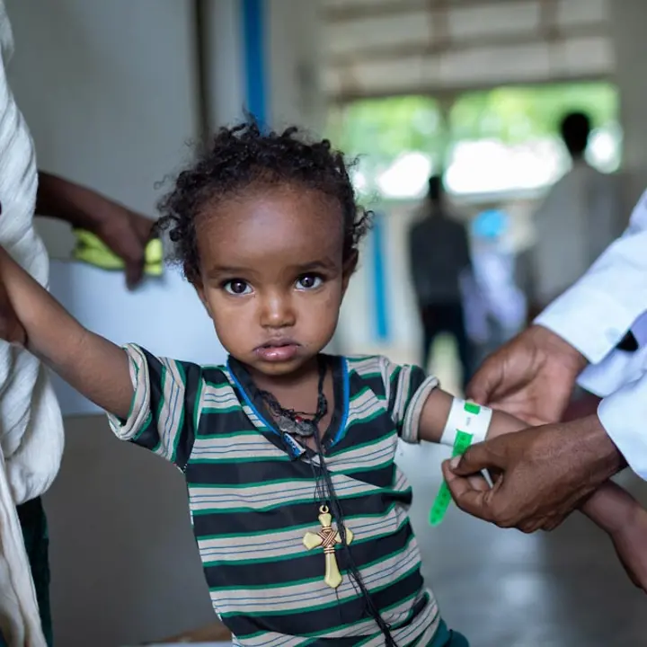 Äthiopische Hungerkrise: Ein Kleinkind wird von einem Gesundheitshelfer auf Unterernährung untersucht. | © UNICEF/UN0475532/ Hunger in Äthiopien: UNICEF hilft mangelernährten Kindern und leistet Nothilfe