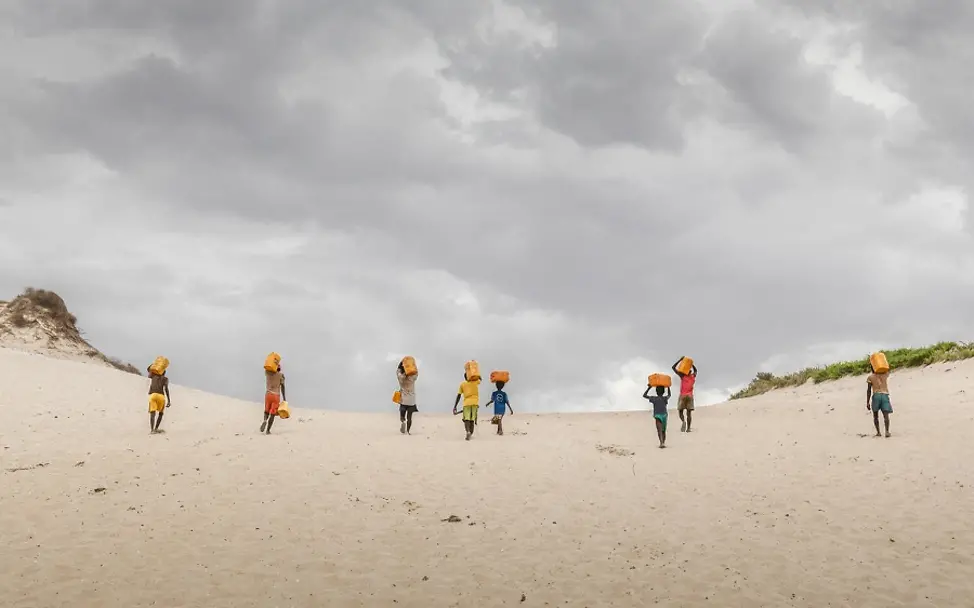 Die Familie muss sieben Kilometer weit gehen, um Wasser zu holen. | © UNICEF/Andrian Die Familie muss sieben Kilometer weit gehen, um Wasser zu holen.